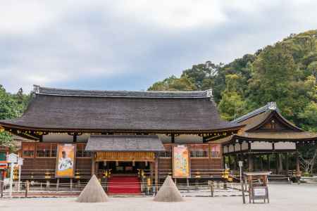 上賀茂神社の拝殿(細殿)と立砂