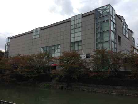 疎水から見上げる京都国立近代美術館