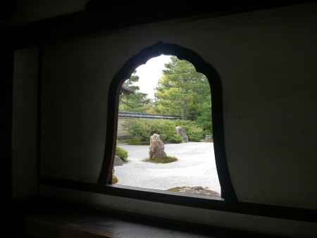 花頭窓から見る枯山水庭園 / Karesansui, or dry landscape garden, through a bell-shaped window