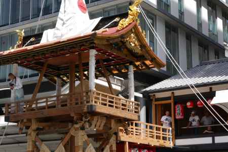 祇園祭　山鉾建て会所と長刀鉾