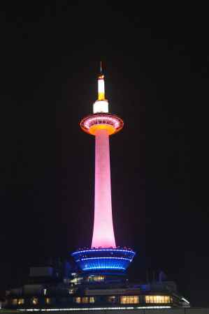 京都タワー（ピンク色）
