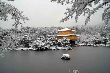 雪に覆われる 金閣寺