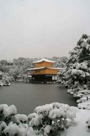 雪の金閣寺