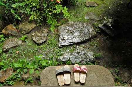 時雨をいとうから傘の　濡れてもみじの長楽寺