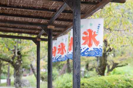 京都嵐山の夏の風景。軒先に揺れる「氷」の旗