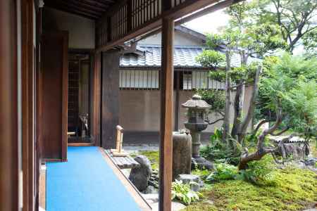 旧三井家下鴨別邸　主屋　縁側と庭園