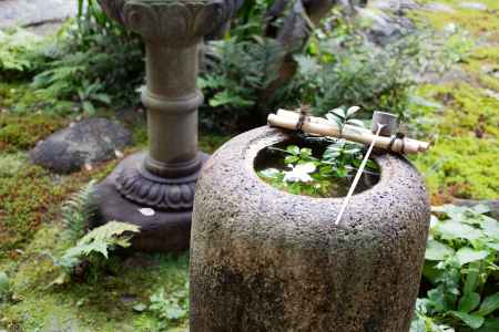 旧三井家下鴨別邸　主屋　庭園の手水鉢