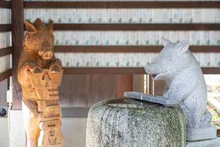 護王神社　狛猪（手水鉢）