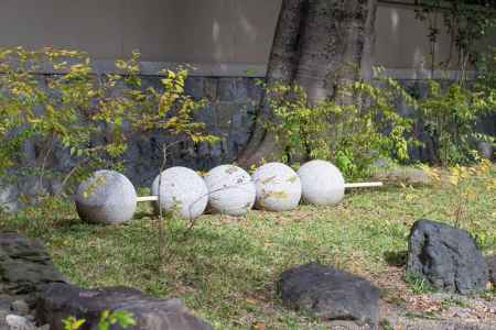 葵公園にある団子の石像