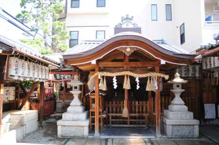 白山神社の本殿