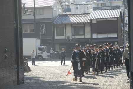 京都御苑に入る維新勤王隊の行列