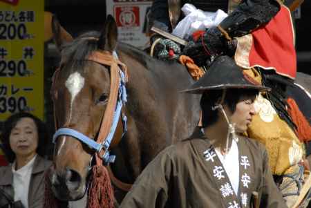 時代祭で馬をひく人