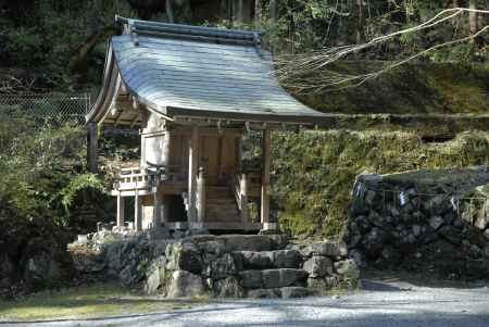 貴船神社　船形石とお社