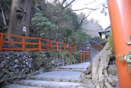 鳥居をくぐった先