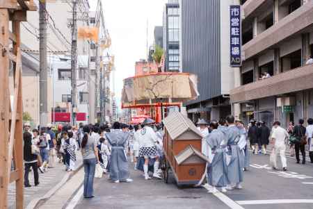 祇園祭巡行直前の綾傘鉾