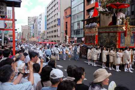 大勢の観客に見守られながら出発を待つ鉾や山