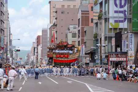 巡行前、船鉾の四条新町辻回し二回目