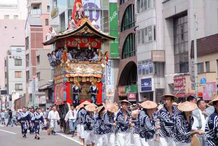 綱方に曳かれる岩戸山