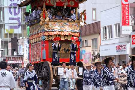 煌びやかな装飾の岩戸山