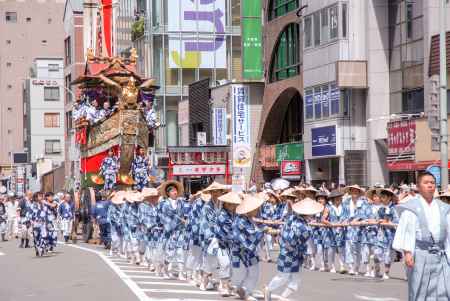 綱方に曳かれる船鉾