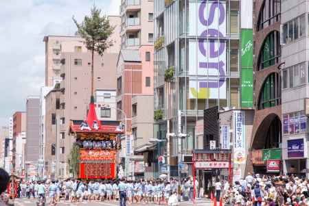 観客が見守る中、方向を変える南観音山