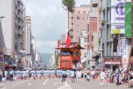 辻回しする南観音山