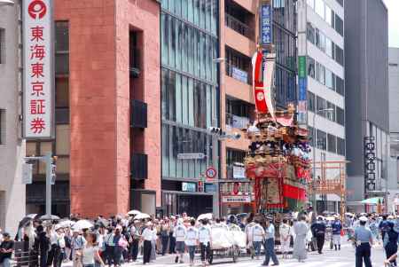 船鉾とカメラを向ける観客