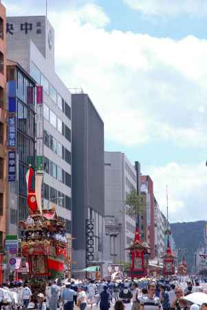 青空の下行われた山鉾巡行