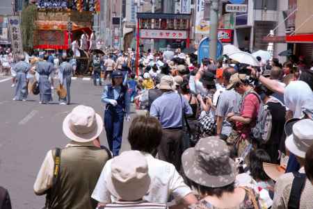 祇園祭山鉾巡行　大勢の観客