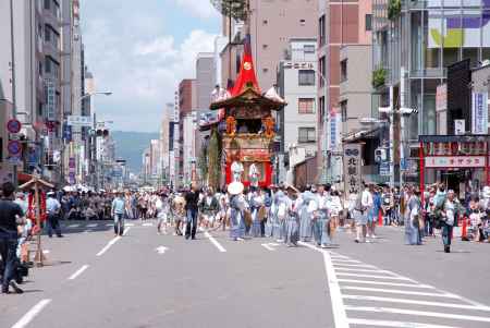 曳き手によって曳かれる北観音山