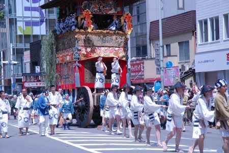 街中を行く北観音山