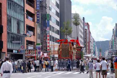 山鉾巡行　北観音山と八幡山