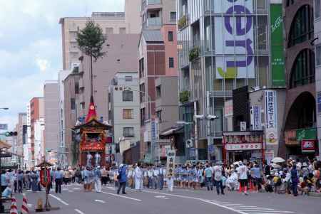 大勢の観客が見守る中曳かれる南観音山