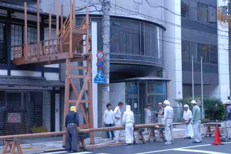 鶏鉾の鉾の組み立て作業をする人たち