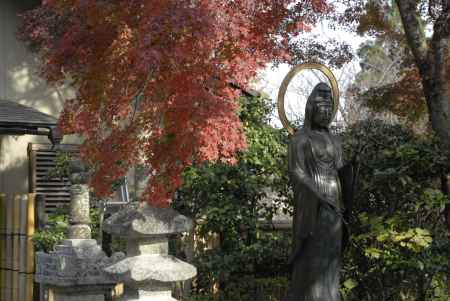 長法寺の観音像と紅葉