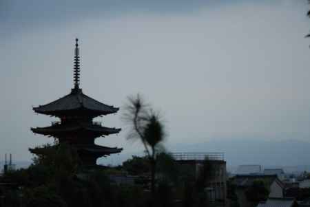 夕闇に包まれていく八坂の塔