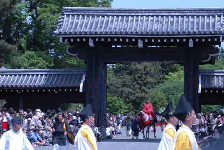 葵祭　堺町御門をくぐる山城使