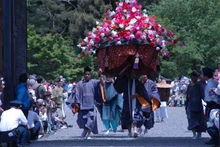 葵祭　堺町御門をくぐる風流傘