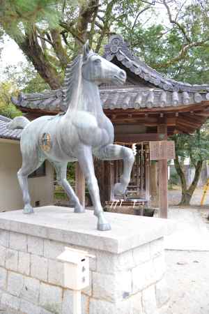 藤森神社 神馬像2