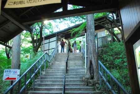 叡山電車貴船口駅のホームへ続く階段