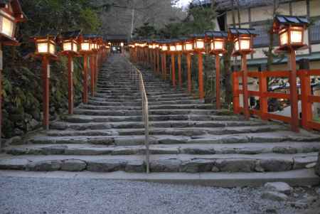 灯りがともる貴船神社の参道