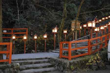 貴船神社参道の灯籠の灯り
