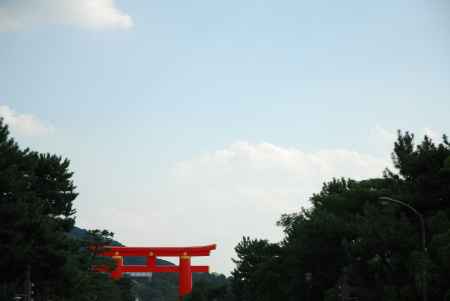 平安神宮の鳥居と青空