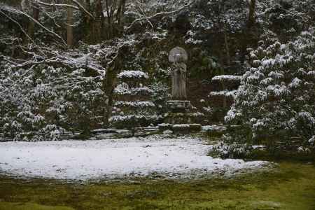 雪に凍える石仏さま