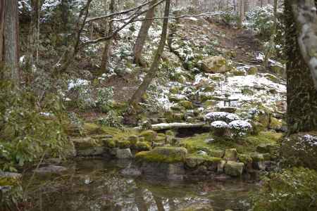 雪の静寂の水鏡