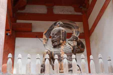 醍醐寺　勇ましい金剛力士像