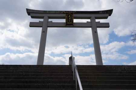 そびえ立つ鳥居