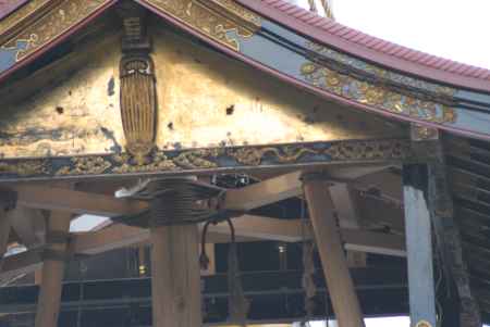 鶏鉾の屋根と天井の柱