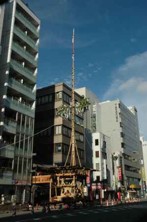 鉾建て中の月鉾