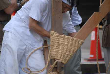 鶏鉾に縄を絡める人